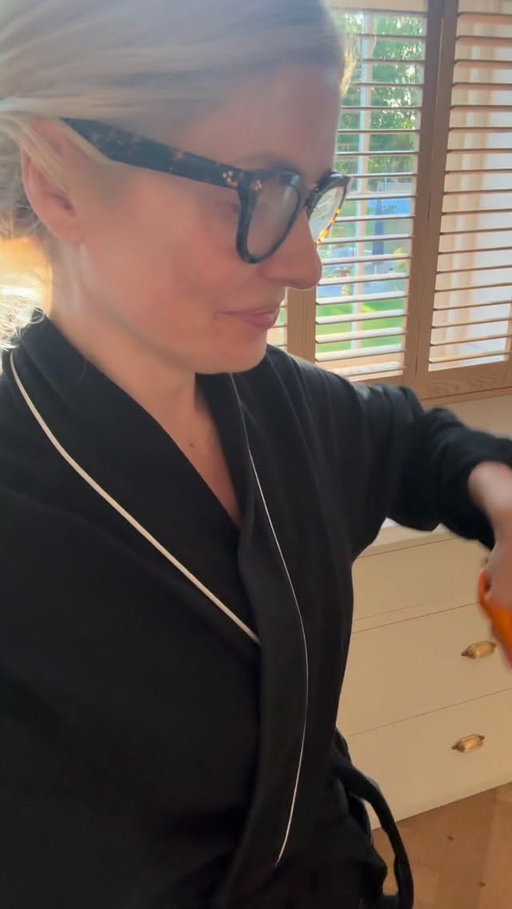 At it again! This time with my sister and this time with kitchen scissors ✂️ … what do you think @cilerpeksah_hairstylist ??? Watch me learn to cut hair for real over on my @hollywilloughbytogether YouTube channel 🤭