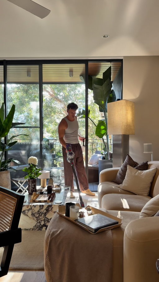 let’s decorate my empty living room 🛋️ 
-
-
-
#interiorinspo #cozyinterior #newapartment #interiortransformation