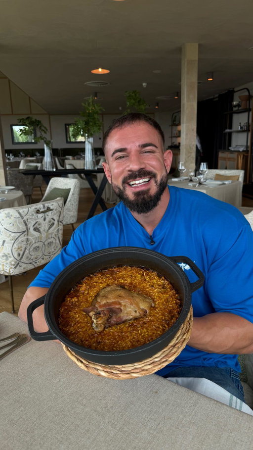 Lamentablemente estas cosas pasan y tengo que contarlas: el otro día tenía antojo de un plato asturiano que me encanta: el Arroz con Pitu de Caleya (El pollo de Asturias). Navegando en Google vi que en un Restaurante en Luces al lado de Lastres llamado Tella lo preparaban. Reservé y fui a comer allí. Desafortunadamente, el aspecto no iba en consonancia con el sabor, debieron de equivocarse con el fondo porque sabía a un Arroz estilo Carabinero o Señoret.. Me da rabia que pasen estas cosas porque mi prioridad siempre es buscar restauranres donde comer bien y contar mi experiencia sea positiva o negativa. En este restaurante en concreto en otras ocasiones sí que había comido bastante rico pero esta vez ni el arroz estuvo a la altura y los Tomates con Bonito pasaron desapercibidos. Si disfruté bastante con el Canelon de Pitu, plato estrella de la casa. 

Están atentos porque quiero ir probando más "Arroces con Pollo" por todo Asturias (más allá de los de Molin de Mingo y los locales de Nacho Manzano). Pronto os subo otro.