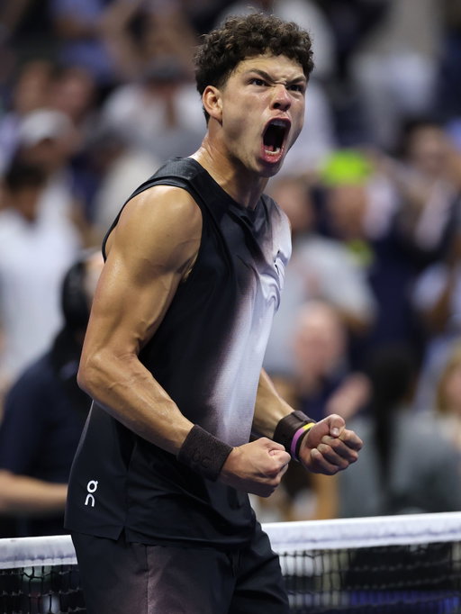 Ben Shelton defeated Carlos Alcaraz in a shocking US Open quarterfinal upset that ended at 3:33am ET, making it the latest finish ever for a US Open match. Carlos was widely predicted as the frontrunner for the tournament. 
#BenShelton
#CarlosAlcaraz
#USOpen
Photos: Getty