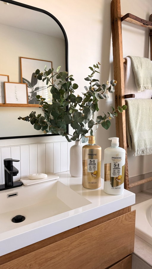 #pub Pardon... mais avez-vous vu mes cheveux?! 👀✨ 
Mon shampooing et revitalisant Soin Avancé 5 en 1 @pantene sont en promotion chez Costco jusqu’au 27 septembre! 🙌🏼 
J’adore à quel point mes cheveux sont hydratés, doux et légers après les avoir utilisés. 🤍 
En plus, les formats Costco offrent un excellent rapport qualité-prix et durent super longtemps! 
Profitez de la promotion pendant qu’elle est en cours!!!
