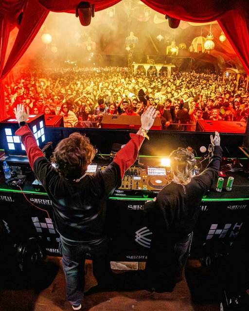 SURREAL 🎪 esse club não poderia ter um nome melhor!¡+ ❤️ massive dump from a night of pure madness. absolute f*ckING damage 🅰️