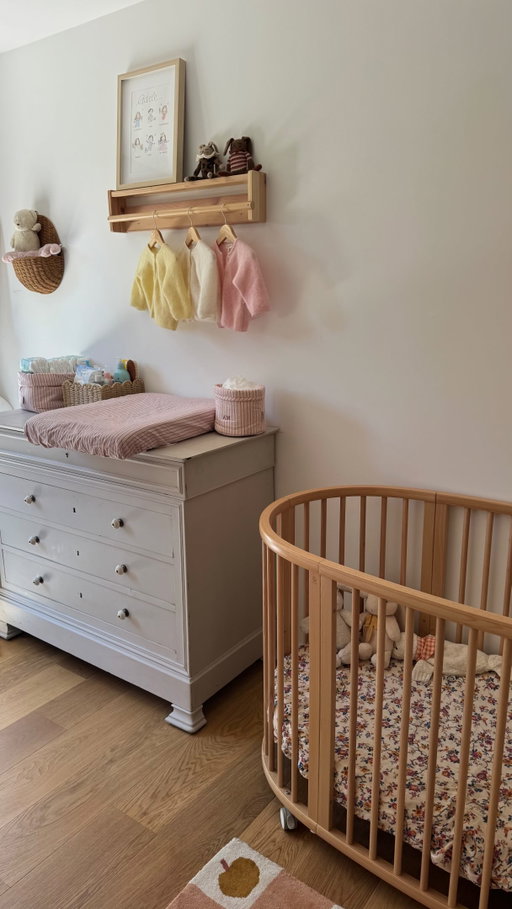 Mes 5 indispensables du moment pour Adèle 🤍 
Le porte-bébé encore et toujours !! Les couches @biolane qu’elle porte depuis la naissance et qu’on reçoit via un abonnement, trop trop pratique ! Elles sont fabriquées en France et complètement safe pour bébé 👶🏼 
Les grignoteuses parce qu’elle a du mal avec les morceaux donc ça lui permet de s’habituer petit à petit à d’autres textures que la purée 🍌🥝
Le siège de bain !! Meilleure meilleure invention pour les bébés qui comme Adèle ne tiennent pas en place ahahah 🙈🙈 autant avec Augustin on en avait pas besoin mais Adèle c’est obligatoire pour sa sécurité dans le bain !
collaboration commerciale