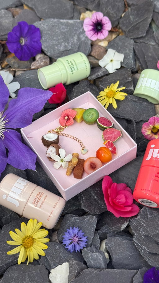 I turned @juusbeauty scents into jewellery, and it became one of my most complex and prettiest bracelet ever! Can you recognise every scent?👀🌺

I’ve been trying the deodorants myself while working on this project and they genuinely smell sooo good!! Love that they use a blend of fruit enzymes for the added skincare benefits AND have been successfully tested against the anger sweats that come with working with polymer clay 😂👍🏻

AD | Paid Partnership with @juusbeauty