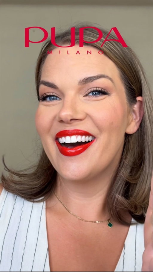 Aká červená ti pristane viac - teplejšia alebo studenšia? ❤️

Porovnávam dva červené rúže z kolekcie @pupamilanoslovensko VAMP!:

303 Iconic Red - jasnejšia, sýtejšia červená s teplejším, jemne oranžovým podtónom + kontúrka 011

302 Ruby Red - klasická červená s modrým, chladnejším podtónom + kontúrka 012

Kombinácie mi vybrali dievčatá priamo na predajni PUPA Milano v Bratislave a vo videu môžete krásne vidieť, ako veľmi dokáže podtón červeného rúžu zmeniť celý výsledok.

A teraz prebieha VAMP!Mania:
pri kúpe 2 produktov -20 %
pri kúpe 3 produktov -30 %

Ktorá červená je viac vaša - 302 alebo 303?

#pupamilano #spolupraca #redlipstick #makeuptipy #vampmania