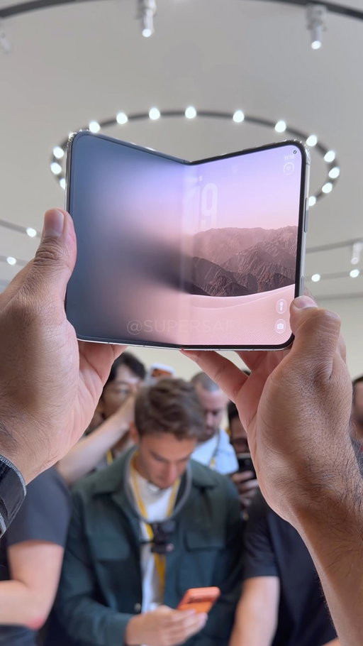 iPhone Duo Hands-On 😍

.
.
.
.
.
.
.
.
.
.
. 
#iphoneduo #iphone18pro #iphone18promax #appleevent #supersaf
Images/Videos Copyright © 2026 SuperSaf. Please DO NOT reupload.