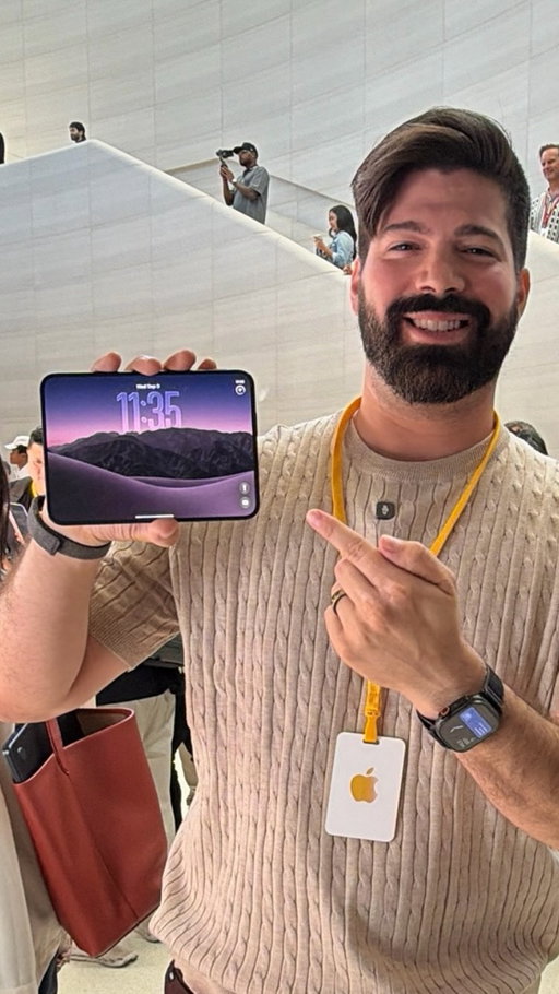 LO TENGO EN MIS MANOS: IPHONE DUO !!! El primer iPhone plegable en la historia de Apple.

Y muchos de los rumores eran ciertos.
Aspecto estilo libro, marco de titanio, dos cámaras traseras de 48MP.
Pero también vino con sorpresas como la pantalla interna de 7.6” con nano texturizado!
Una locura. Vienen pruebas y mas información entonces muy atentos!! #iphoneduo #appleevent