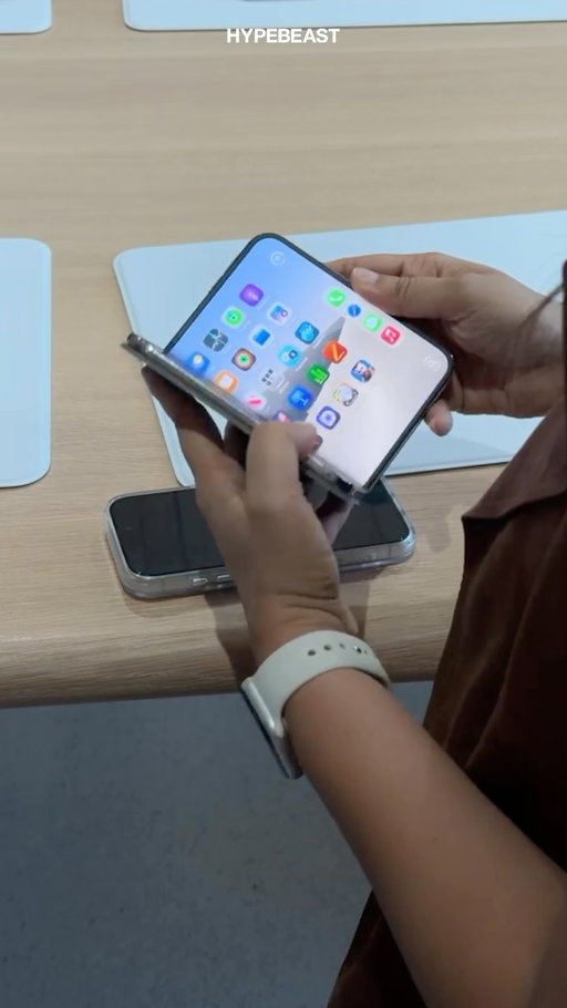In-hand look at the new iPhone. 🍎📱