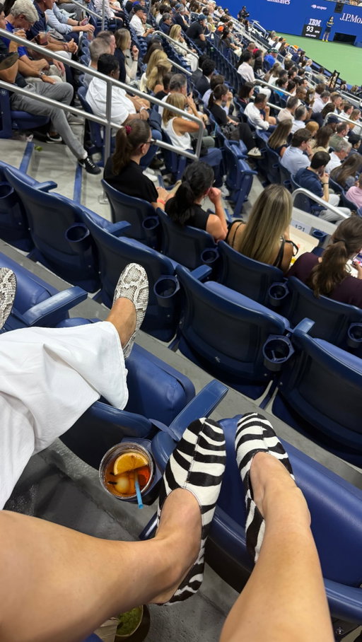 Arguably the most committed ones on the court last night @usopen 

#tennis #usopen #benshelton #ballkids