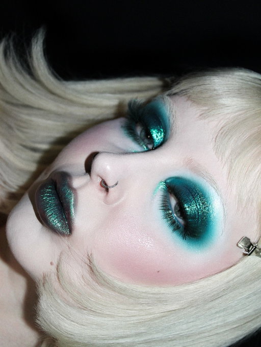 Teal velvet ⋆˙⟡ 

Because this weeks Beauty Freak is all about: VELVETS ࣪˖⋆𓍢ִ໋

Products used:
@hauslabs Skin Tech Foundation “015 Fair”
@kaleidosmakeup Mono Blush “Pale Rose” + “Pearl Bliss”
@blendbunnycosmetics Blends Artistry Palette “32” + “Submerged” + “Eternal”
@queencosmeticsstore Multichrome eyeshadow “Alchemy”
@aboutfacebeauty Holostick “Lucid” 
@glisten_cosmetics Spectra Lash “Green”
@nyxcosmetics Epic Wear Eyeliner Stick “Turquoise Storm”
@unearthlycosmetics Lip Pencil “Cursed”
@glisten_cosmetics Chroma Gloss “Atlas”

#beautyfreak #beautybites #velvetmakeup #greenmakeup #sultrymakeup
