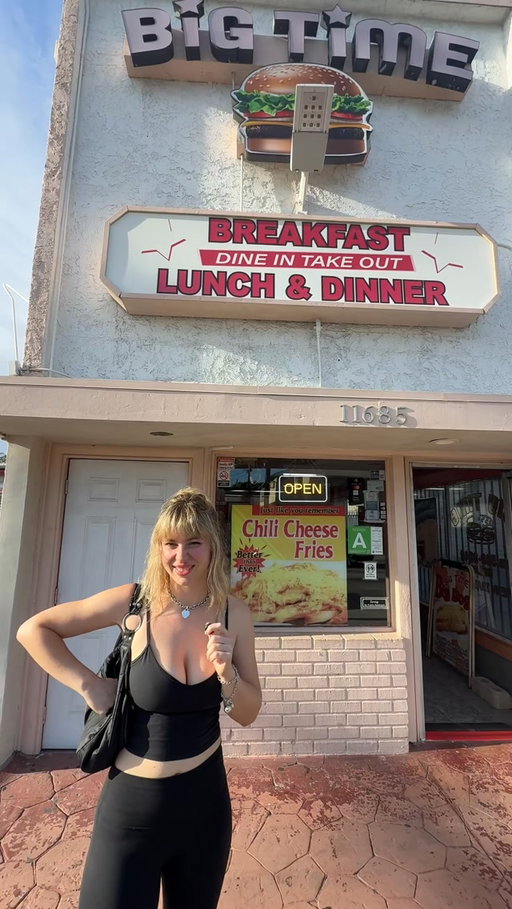 MY LIFE CHANGING big time BIG DOG at big time burgers 
This place is on my full rotation now for a chili cheese dog and also those menu photos are not A.I. which makes this place even cooler 💅🤘 we love the PHOTO GLARE ON THE BUN BABY!!! 

#losangeles #foodie #restaurants