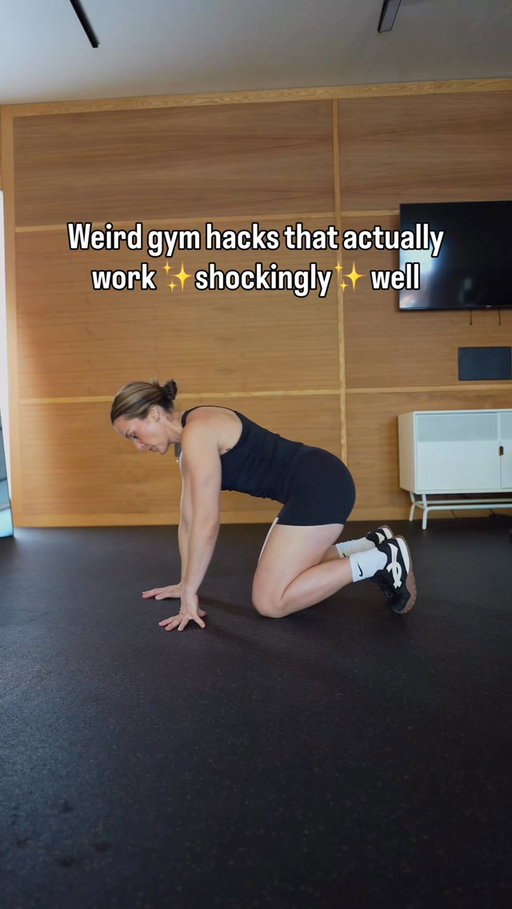 Bruh. Why do these work so well? 

1️⃣Elbows to knees for quadruped core work ➡️ makes for a perfect shoulders over wrists set up for lots of core work. Think bear hovers, planks, shoulder taps, mountain climbers and more. 

2️⃣Fingers to toes for the bridge ➡️ Helps make sure your feet aren’t too far out (makes it all hamstrings) and not too far in (makes it quads). 

3️⃣Leg out for split squat ➡️ When you take a second to measure it out, it prevents doing that awkward one foot hop-dance to try to find the right spot. 

Let me know if you’ve tried these!!

#gymhacks #fittips