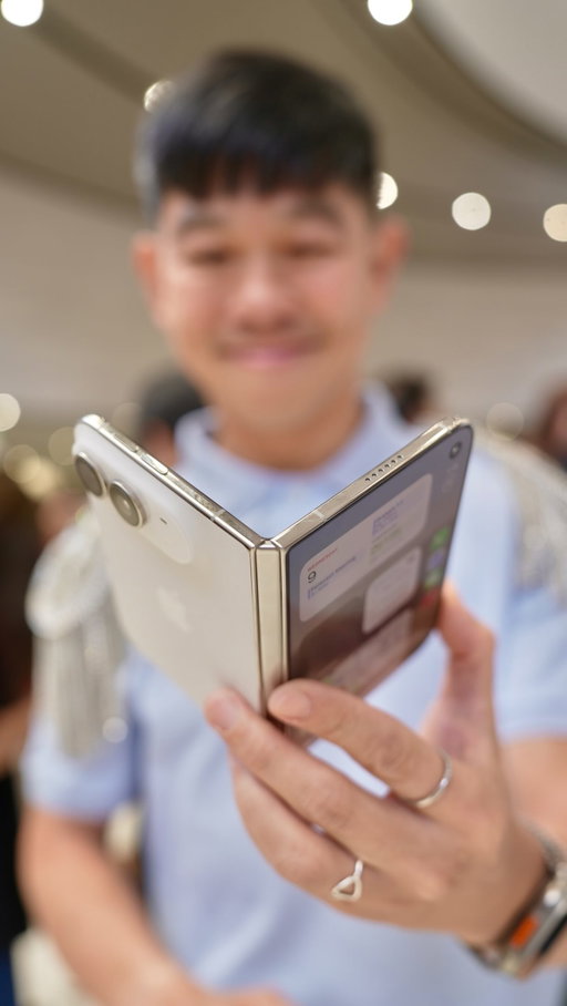 First look and hands-on with Apple’s first foldable device, the iPhone Duo 🤍

#iPhoneDuo #AppleEvent