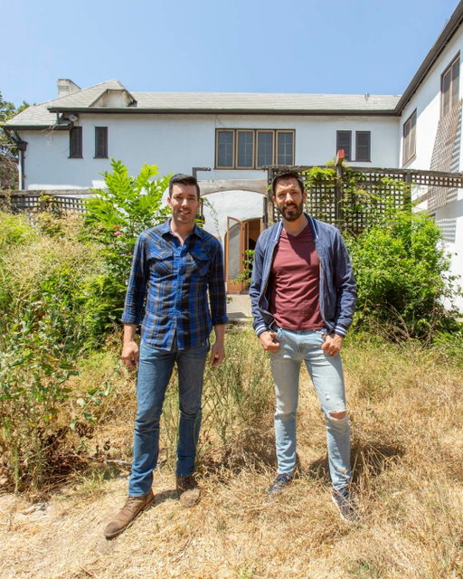 Can you believe it's been 6 years since Drew and Jonathan took Brother Vs Brother to LA? To kick off season 7, they had just 3 weeks to pull off renovations with a big penalty on the line for the loser. Relive this day in Property Brothers history at the link in our bio!