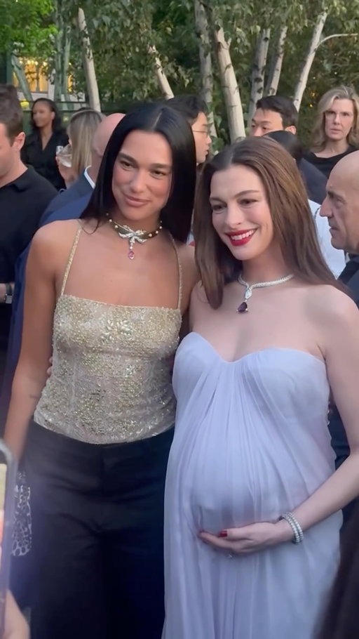 @dualipa and @annehathaway arrive to the @Bulgari Serpenti Infinito event during NYFW. 

Video: @leighnordstrom