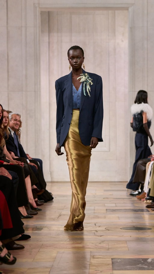 Refined tailoring meets elegant eveningwear for #RalphLaurenSpring27. Waistcoats, wide-leg trousers, and blazers are deftly tailored into a vision of feminine strength, while eveningwear in silk and chiffon offer a pure expression of romance. Together, they create the tension of unexpected contrast inherent to #RLCollection.

Discover more of the Spring 2027 Runway Show and soundtrack via the link in bio.

#RalphLauren