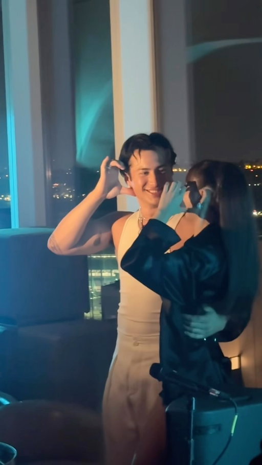 Casual, just besties being besties. @hudsonwilliamsofficial & @lalalalisa_m.

Video: @kalaherh