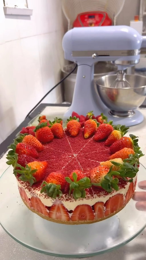 I love strawberry shortcake and this is an elevated version for sure!!! 🍓🍰🍓🍰🍓 #cakes #foodie #sweets #bakery #strawberry