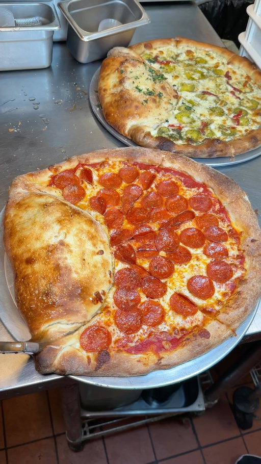 @amanolasvegas Pizza Pie-zoni is half pizza, half calzone and 100% defreakinlicious!