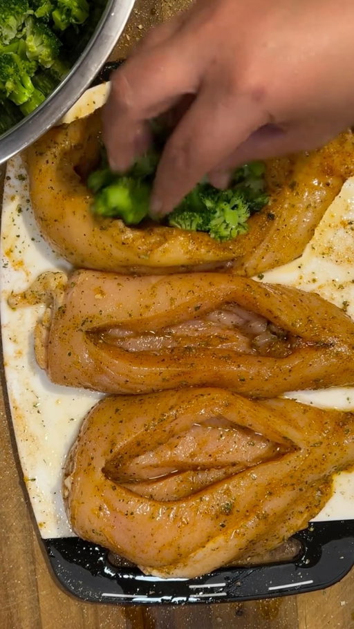 Via @thechef414 Would you try this meal? 🍗🥦🥓

#StuffedChicken #ChefLife #FoodLover