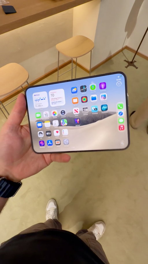 Yes it does fit in your pocket! Want one?? 🤔 #iphoneduo