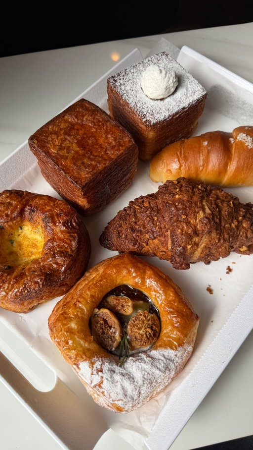 Queens just got a new bakery and it’s already busy during their soft opening 👀🥐

@bellejourneebakery_auburndale is serving up cube croissants, salt bread, and cakes that don’t play, the sweet potato cake alone is worth the trip 🤭

📅 Saturday, September 26, 11am–1pm
☕️ Roll Cake Slice + Coffee or Strawberry Ade Set for just $1
📲 Download the Belle Journée app and enter code "GRAND" at checkout to redeem
📍 Belle Journée Auburndale, 192-02 Northern Blvd, Flushing, NY 

The promo is only live for ONE DAY, so save the date and tag someone you'd bring along! 🤗

Y'all know I don't gatekeep, save this for your next bakery run 📍

#QueensEats #NYCBakery #KoreanFrenchBakery #NYCFoodie #QueensNY