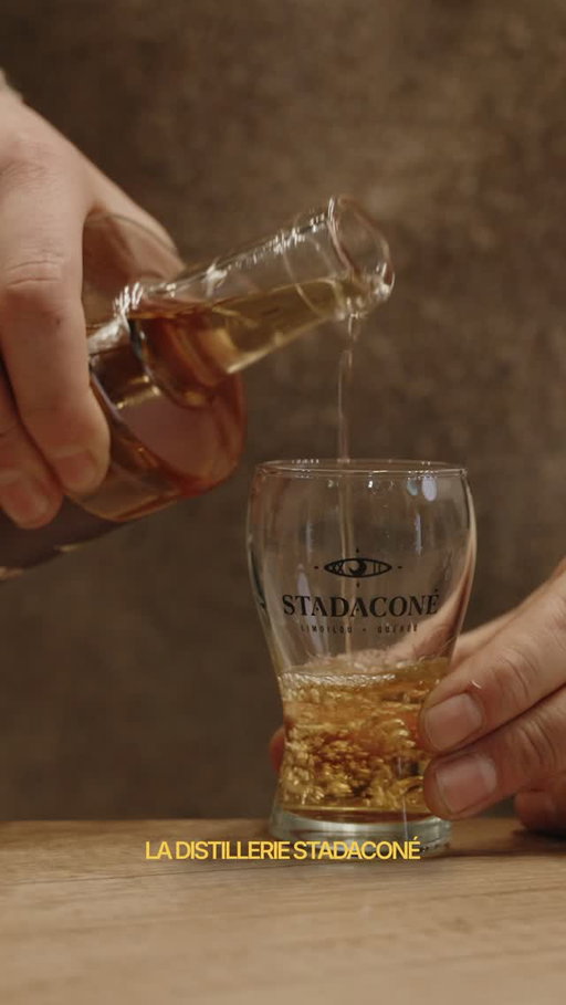 Avec un assemblage composé de 6 recettes de blé et 3 recettes de maïs, le Whisky de blé de la Distillerie Stadaconé vous offre des notes de gingembre, muscade, vanille et miel. Moelleux et épicé, vous serez agréablement surpris par ce produit 100 % québécois.