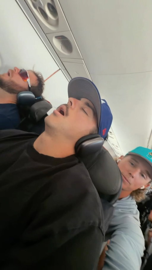 nighty night 😴 
.
.
.
.
.
.
.
.
#baseballplayers #teammate #travel #plane #ballislife