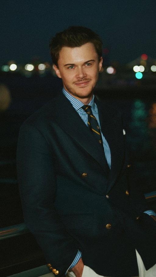 There’s nothing like New York City at night.

Dressed in #PoloRalphLauren tailoring, actor Chris Briney draws connections between the city’s rhythm and the electricity of the @USOpen’s night sessions.

#PoloRLStyle #RLTennis #USOpen