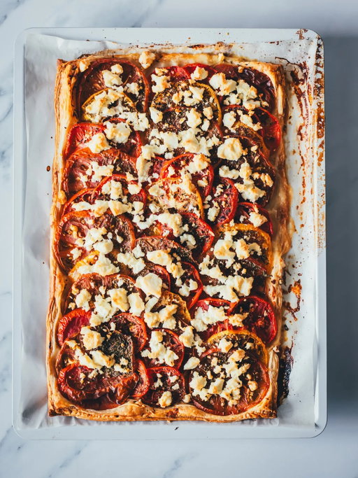 Letzte Woche habe ich mein Geburtstagsbuffet geteilt und habe einige Nachrichten mit dem Rezeptwunsch für die Tomatentarte bekommen 🥰
Tatsächlich ist das Rezept von März 2011 gewesen und mein Blogbeitrag bestand aus einem grässlichen Foto und einem Absatz Text 😅🫣

Da ich diese Tarte liebe und immer wieder mache, habe ich diese Woche neue Fotos davon gemacht und den Text ein bisschen erweitert – samt 15 Jahren Erfahrung ✌🏻

Das Geheimnis ist nämlich eine dünne Schicht Senf auf dem Butter-Blätterteig. Dazu passt der Feta als Topping hervorragend. Und es ist tatsächlich eine Tarte, keine Quiche, auch wenn es bei mir anders heißt... ☺️

👉🏻 Lust auf das Rezept?
Kommentiert jetzt mit dem Wort
REZEPT 
und ich schicke es euch sofort 🙋🏼‍♀️

Regionale Tomaten sind jetzt perfekt dafür! 😍