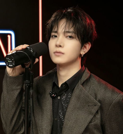@h_evva_n brought his superstar 🌟 energy to our #openmic 🎤 stage 

the singer-songwriter shines on stage as he performs his hit song "Death of Me" 🎶

check out the full performance over on our youtube channel 💻