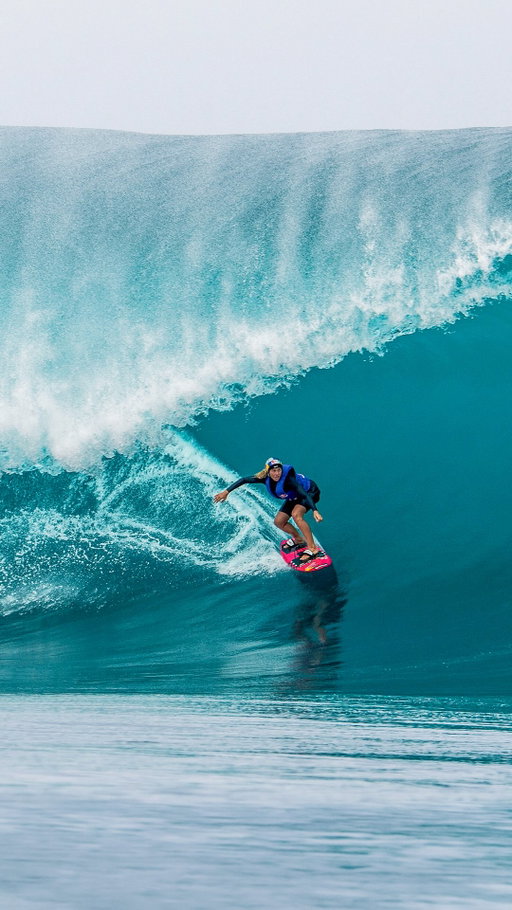 some waves are worth the wait @izzigomez_ 
 
Izzi stepped away from big waves in 2023 to rediscover the confidence, joy and purpose that brought her to surfing in the first place. Then came this one.
 
Watch the full story now on Red Bull Surfing YouTube. Link in bio.