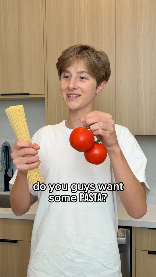 How to make pasta all’assassina 

#pasta #comedy #italian