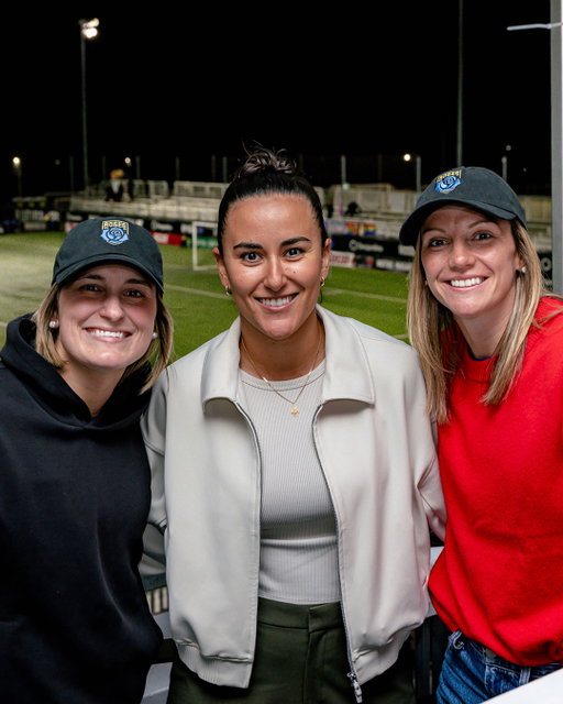 On reconnaît quelques championnes par ici… @victoire_lphf 👀🏆⁣
⁣
PWHL Champions in the house 🌹