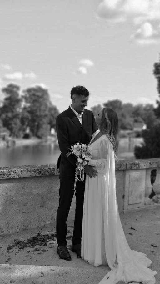 Il y a quelques années, je disais « OUI » à l’homme que j’aime dans cette robe. Aujourd’hui, ma belle-sœur l’a portée à son tour pour épouser mon beau-frère.
.
Signée @harpeparis, elle porte désormais nos deux histoires et ce lien si précieux qui nous unit. Comme si je lui avais confié un morceau de mon bonheur, pour qu’elle y écrive le sien
.
#Wedding #Love #WeddingDress #Reveal #Family
