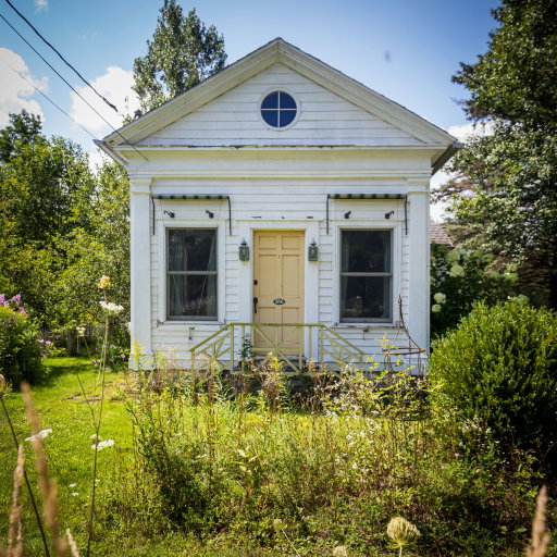 Here’s a CLC (Cutie Little Cottage) AKA The Little Book House in the village of Hobart, NY from the 1840s that is currently listed for only $275,000. Are we moving to Hobart now??? Hello???

Follow @zillowgonewild to never miss a wild home!
Link in bio for the full listing!

$275,000 | Hobart, NY
1 bd, 2 ba | 945 sq ft
Photos: @philmansfieldphotography
Currently listed via @designupstate 

WE NEED MORE FUN INTERESTING WILD QUIRKY HOMES! Think you found one?? Submit it for a chance to be featured at zillowgonewild.com/submit!!