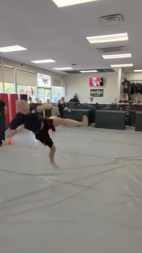 This was a lot easier than I remembered 👀

#tricking #martialarts