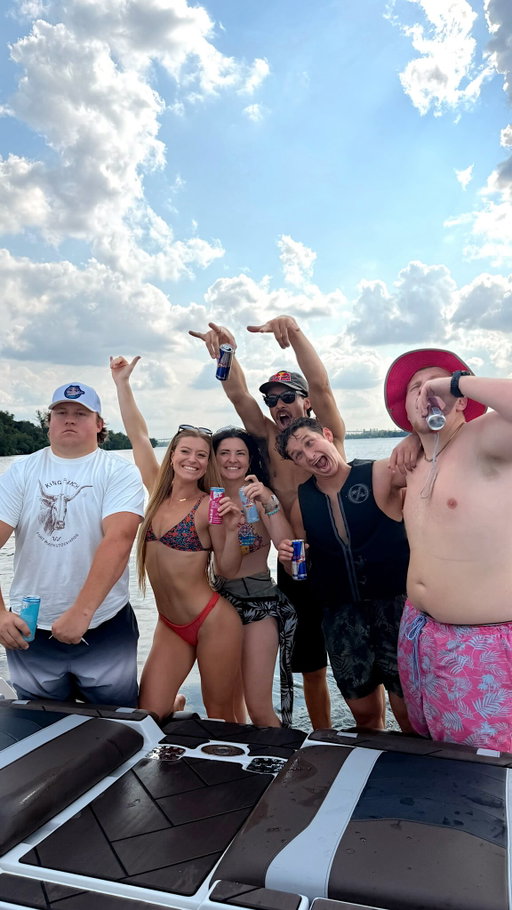 Who can flip the best?🤸🏼

#boatday #summer #flip #challenge #vlog