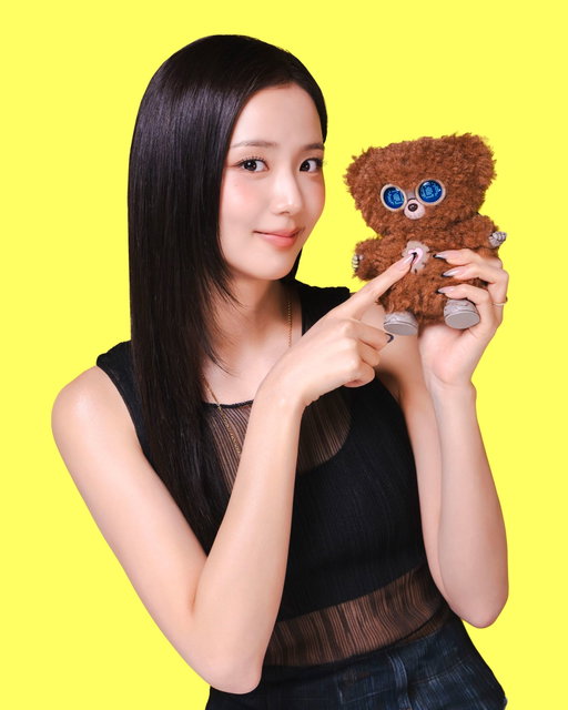 the south korean superstar @sooyaaa__ has made her way onto #genius 🙌

the singer came by #verified to dissect the lyrics to her new song "CLICK" 🎶

be sure to check out the full episode over on our youtube channel 💻