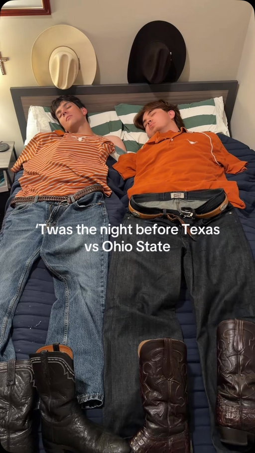 Anyone else up right now 😂 #hookem #UT #austin #utfootball #sark