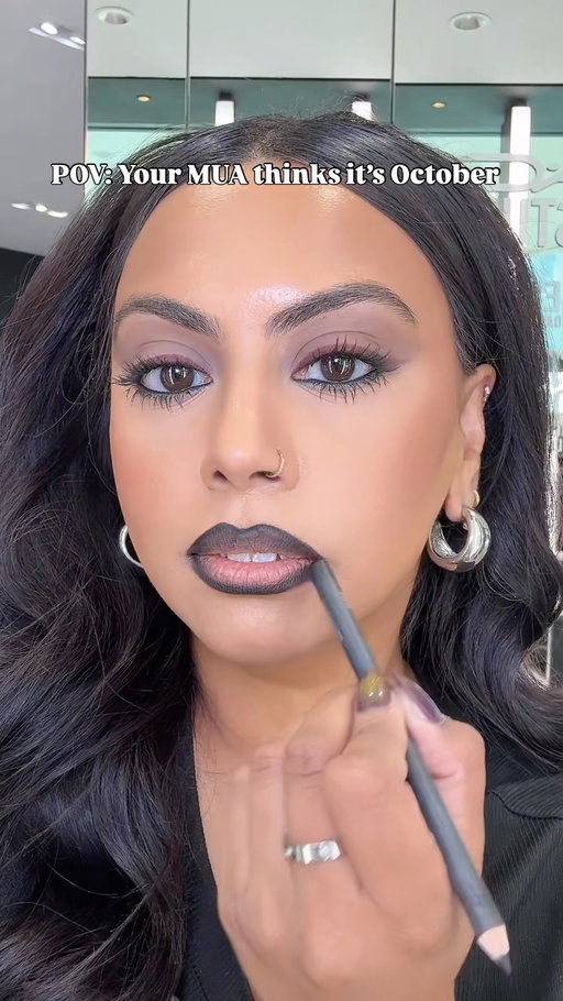 It’s never too early for a vampy lip combo 👄 🖤

🖤 MAC Caviar Lip Pencil
🖤 MAC Roan of Arc Lustreglass lipstick 
🖤 MAC Damnsel Lipglass

#MACVivaGlam #MACCosmeticsCanada #vampylips #chappelroan #maccosmetics