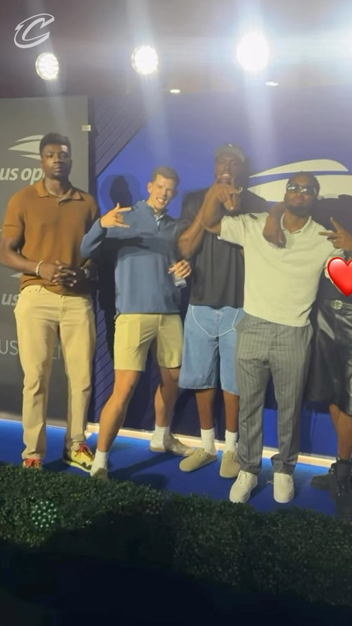 Lots of Cavalier ❤️💛 for @benshelton AND @bigfoe1998!

Congrats to both on a historic @usopen semifinals. #LetEmKnow

(🎥: @spidadmitchell)
