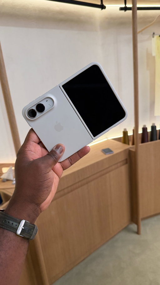 iPhone Duo Silicone case from Apple. Clean & practical 

#iphone #iphoneduo #apple #reels