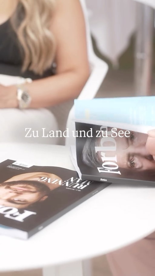 Teil 1 des Interviews: Für viele Industrieunternehmen liegt ein Teil des grössten ungenutzten Potenzials nicht in neuen Technologien, sondern in der eigenen Wertschöpfung.

Wer über Jahre Produktionswissen, Engineering und Qualitätsstandards aufgebaut hat, kann dieses Know-how auch nutzen, um eigene Produkte und Marken zu entwickeln. Der wirtschaftliche Hebel dahinter: Statt ausschliesslich als Zulieferer zu verdienen, entsteht die Möglichkeit, einen grösseren Teil der Wertschöpfung selbst abzuschöpfen – von der Produktentwicklung bis zur Positionierung beim Endkunden.

Gerade bei Familienunternehmen kann dieser Schritt gleichzeitig Wachstum und Transformation bedeuten. Lina Gronbach steht mit der Gronbach Gruppe und der Premium-Marke LIGRE für einen solchen Ansatz: bestehende industrielle Kompetenz weiterentwickeln und daraus neue Geschäftsfelder aufbauen.

Mehr zum Forbes x Range Rover Event gibt es auf unserer Website (Link in Bio).

Video: @forst_vanessa

#forbes #forbesaustria #rangerover #entrepreneurship #familienunternehmen