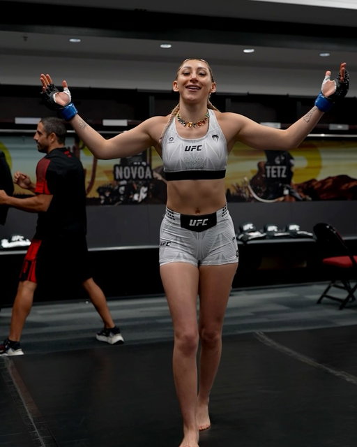 Claro que @regina_tarin tiene ritmo 💃

Fin de Semana de la Independencia de México | En VIVO por @paramountplusdeportes

#NocheUFC
ESTELARES 5pm ET 🇺🇸 / 3pm 🇲🇽 / 6pm 🇦🇷 / 11pm 🇪🇸⁣
PRELIMS 2pm ET 🇺🇸 / 12pm 🇲🇽 / 3pm 🇦🇷 / 8pm 🇪🇸⁣

#GarciaBenn
ESTELARES 8pm ET 🇺🇸 / 6pm 🇲🇽 / 9pm 🇦🇷 / 2am 🇪🇸⁣