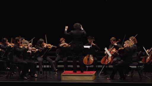 Ayer, la @nyphilharmonic y yo nos reunimos en Ground Zero para recordar a quienes perdimos, acompañar a las familias que llevan consigo esa pérdida cada día y rendir homenaje a la extraordinaria fortaleza de esta ciudad.

Han pasado veinticinco años, pero el dolor y el amor tienen su propia manera de medir el tiempo. A través de la música, tenemos una forma de sostener ambos sentimientos: recordar juntos, encontrar belleza incluso en medio del dolor y recordarnos que, aun después de los momentos más oscuros, siempre existe la posibilidad de encontrar luz y esperanza.

–

Yesterday, the New York Philharmonic and I gathered at Ground Zero to remember those we lost, embrace the families who carry that loss every day, and honor the extraordinary resilience of this city.

Twenty-five years have passed, but grief and love have their own measure of time. Through music, we have a way to hold both—to remember together, to find beauty even in sorrow, and to remind ourselves that, even after the darkest moments, there is always the possibility of light and hope.