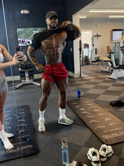 SOS 🆘 Coach @neil_yoda_hill1 gave me a cheat meal this weekend(not expected lol I was ready to ride out these last 2 weeks)…so at 2 weeks out, shredded, would you go dirty cheat meal or keep it clean? 🤔 

#gymtalk #gym #tlk #bodybuilding #physique