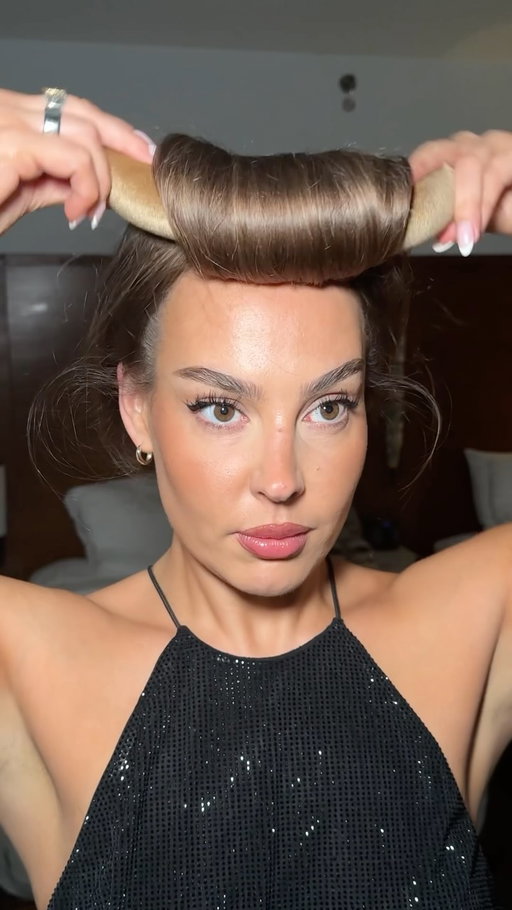 Jumbo overnight blowouts for more volume 🤎
@overnightblowout 
@kerastase_official overnight youth serum and hair elixir 

-
-
-
#overnightblowout #heatlesscurls #overnightblowouttutorial #haircare #hairtutorial
