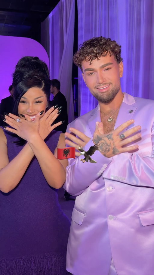 She said “the 🇦🇱 I grew up with were hella gansta…. I said “IM THE MAKEUP GANGSTA” 😭😭
@hudabeauty @huda @iamcardib #cardib #albania #shqipe #hudabeauty