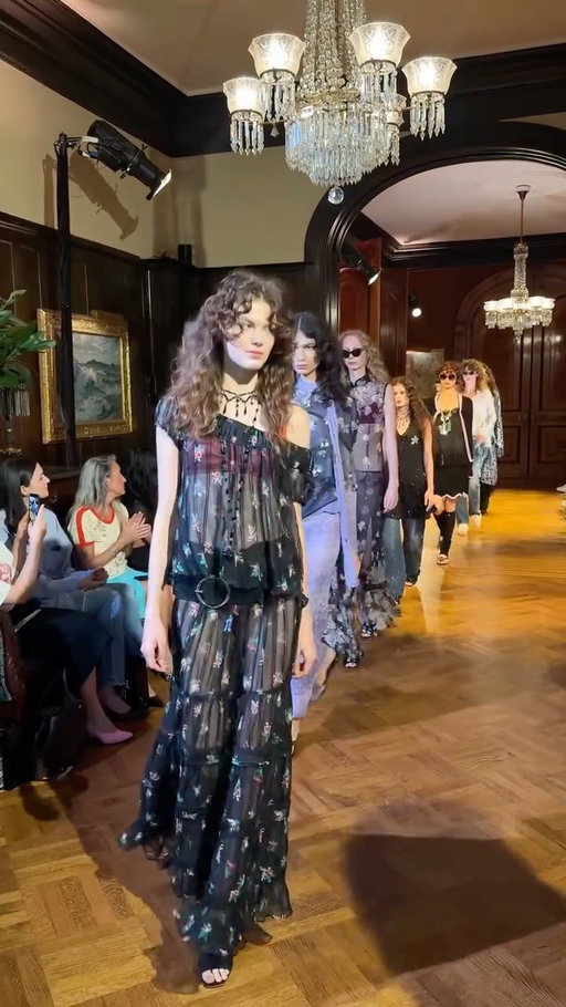 While everyone’s doing 80s exuberance, @AnnaSui is sticking to her guns and channeling her 70s romanticism. Printed robes, sheer maxi prairie dresses, and  cutesy trimmed cardigans were on full display for the all-star audience which included singer Debbie Harry, designer Marc Jacobs, and Olympian Alysa Liu.